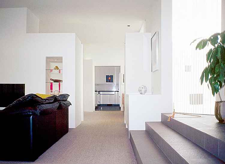 Abrams house circulation hallway between living and dining rooms with a view toward the kitchen